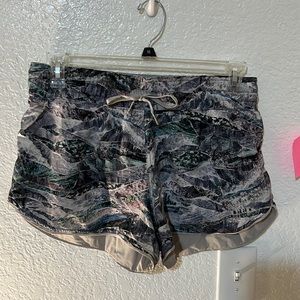 Lululemon choose a side shorts, reversible gray and purple pattern